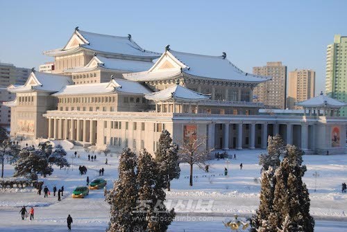 Snowy Pyongyang Grand Theatre (photo reporter Li Dong)