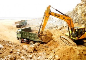 Dump trucks unload earth on the dyke for the Honggondo tideland reclamation project.