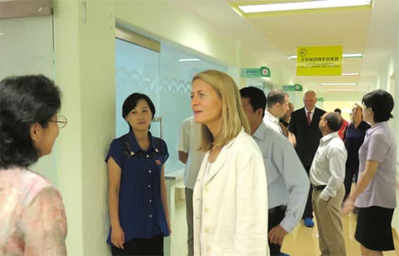 The chief executive of the Save the Children International and her party visit the Korea Association for Supporting the Children.